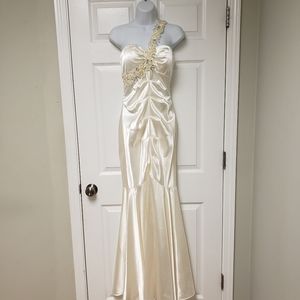 Xscape, Size 8, Formal, Cream, pleated,  split in middle, Wedding, worn once.